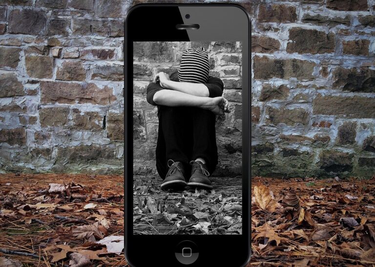 bullying, cyberbullying, insult, laugh at, sad, alone, weak, maverick, anders, helpless, mobile, social media